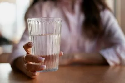 Gérer sa déshydratation pendant les mois chauds : signes, symptômes et solutions